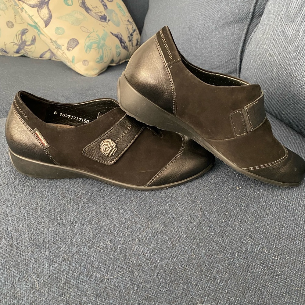 Mobils Ergonomic Shoes.  Black. 10. Removable insole. Shock absorber sole.